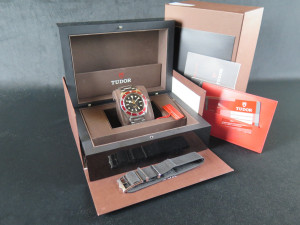 Tudor Heritage Black Bay Red 79220R