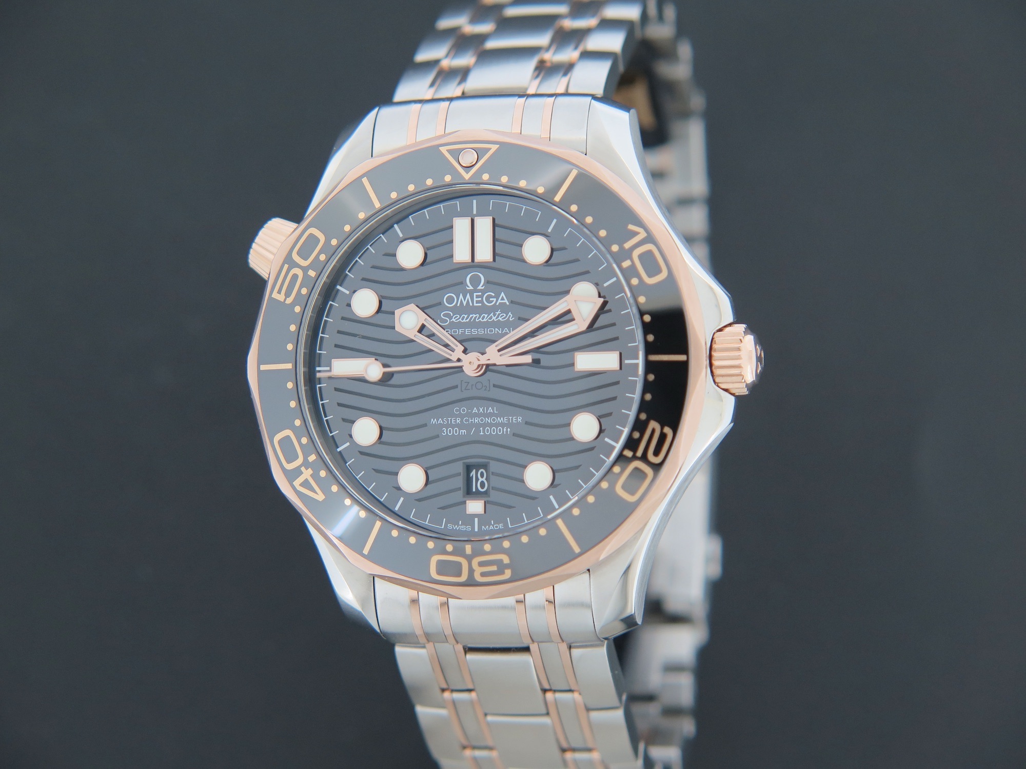 Omega seamaster 300 discount steel sedna gold