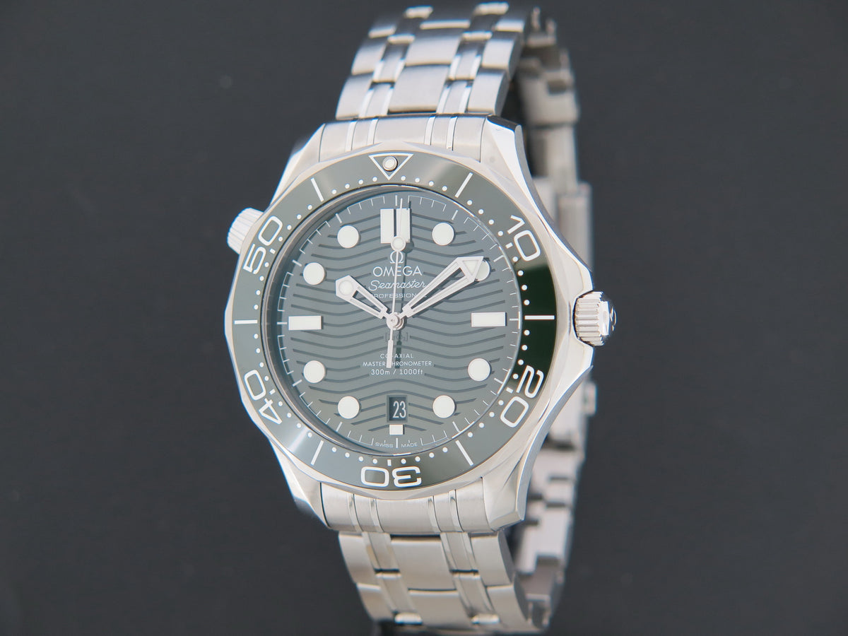 Omega Seamaster Diver 300M Co-Axial Master Chronometer Green Dial NEW 21030422010001 (1)