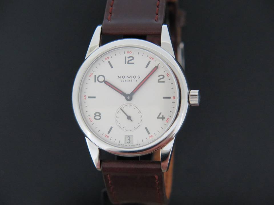 Nomos Club Datum (1)