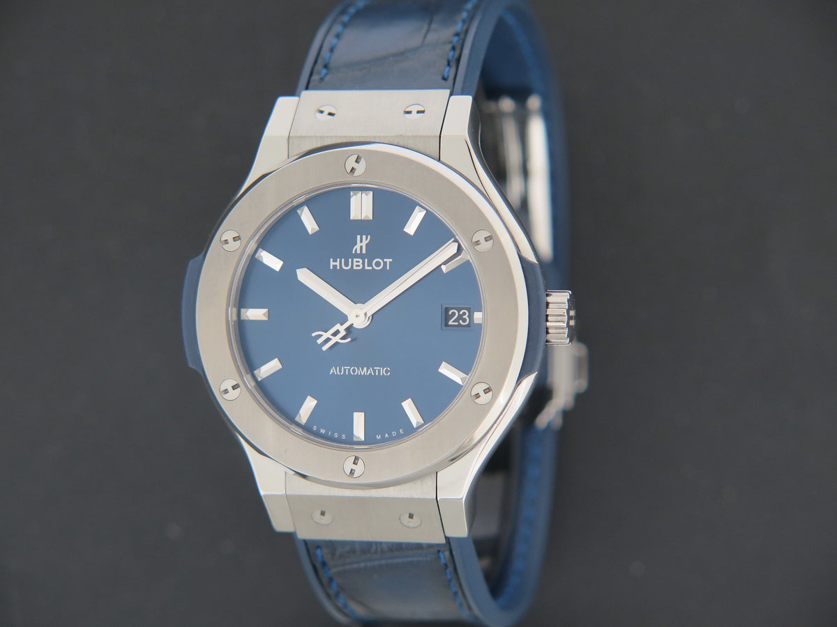 Hublot Classic Fusion Blue 38MM 565.NX.7170.LR (1)
