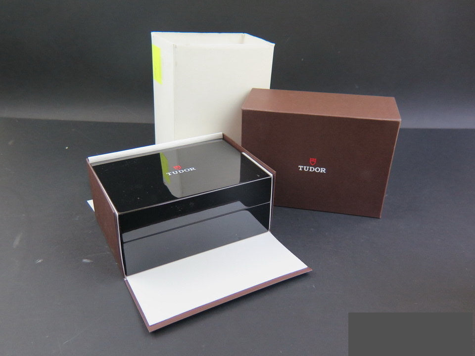 Tudor Box      (1)