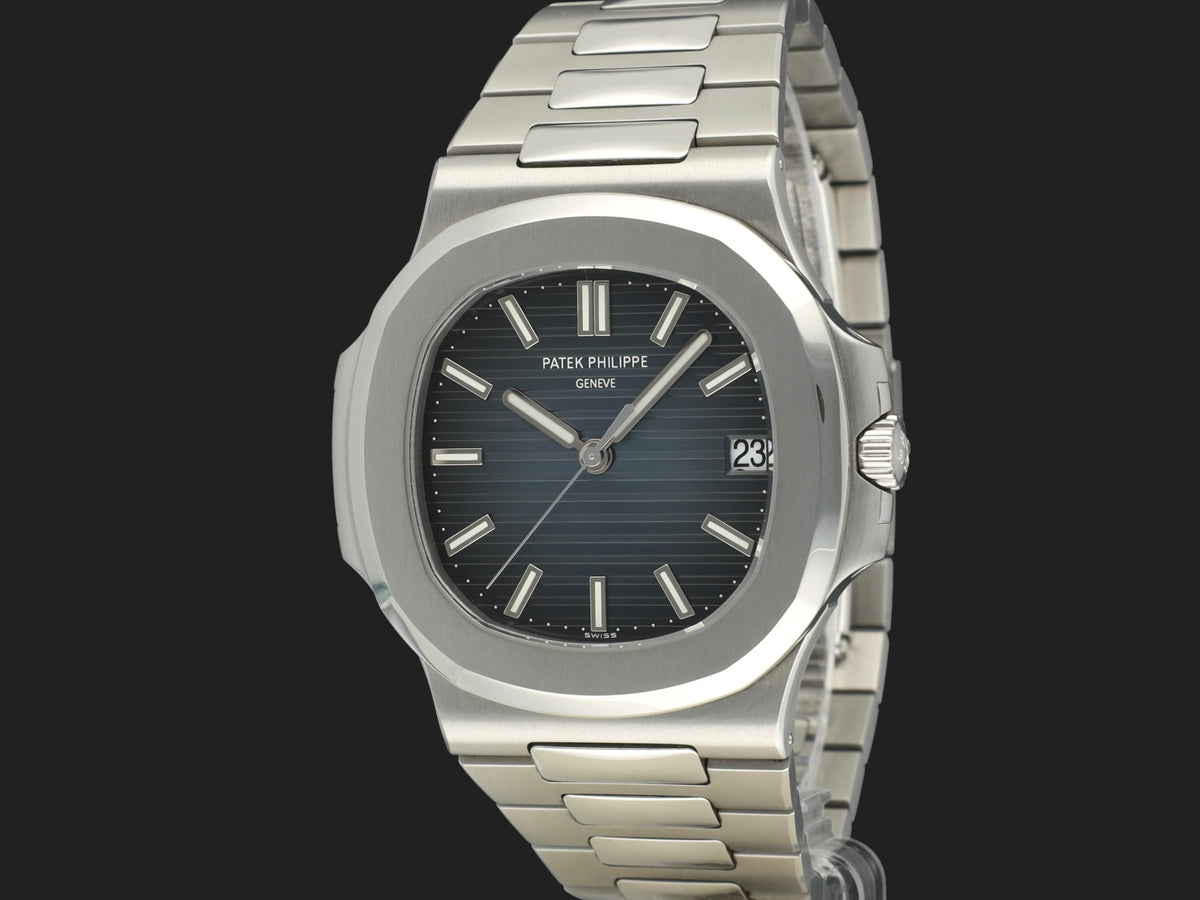 Patek Philippe Nautilus Blue Dial 5711/1A  (1)