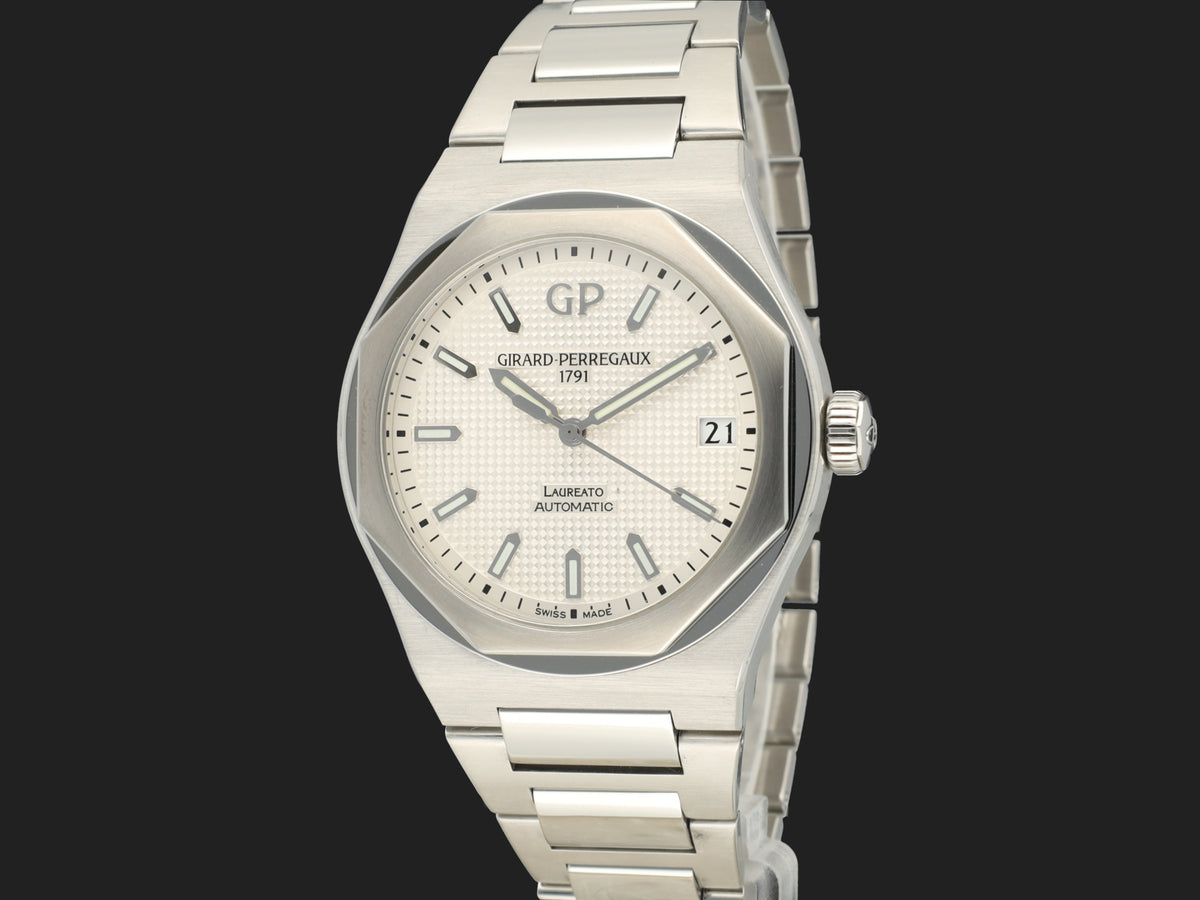 Girard-Perregaux Laureato 42MM White Dial Automatic 81010-11-131-11A (1)