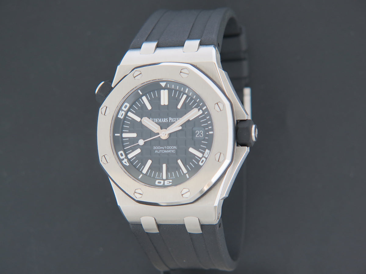 Audemars Piguet Royal Oak Offshore Diver Black Dial 15710ST (1)