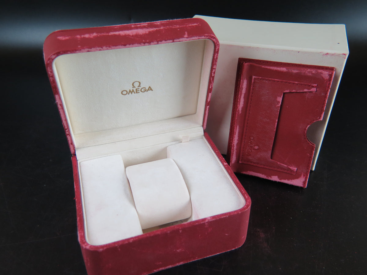 Omega Box with card holder (1)