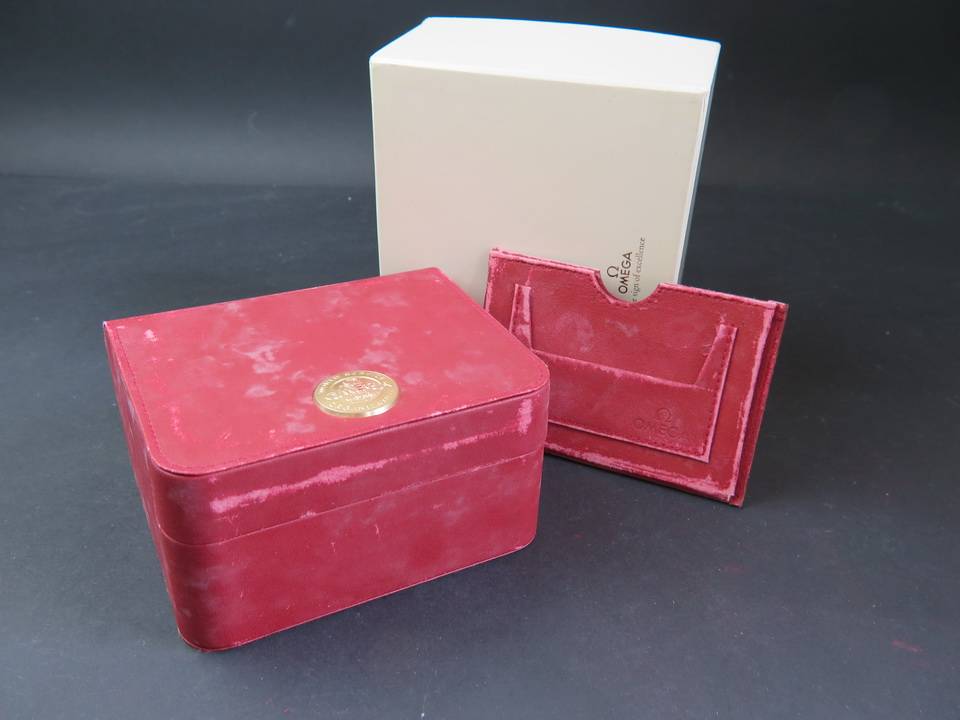 Omega Box and Cardholder (1)