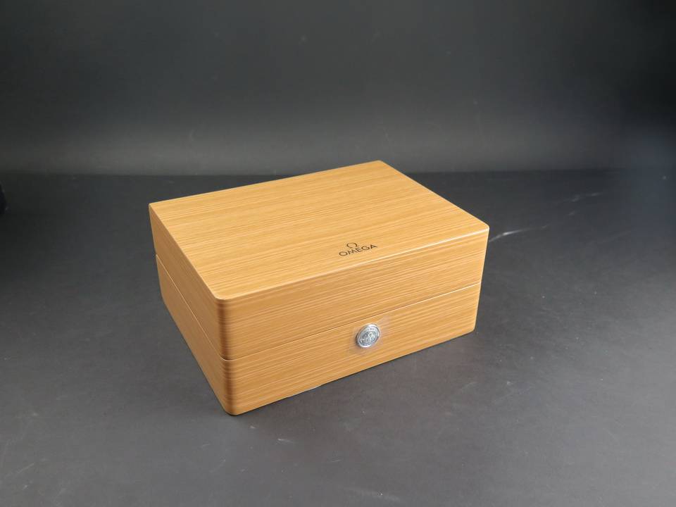 Omega watch box (1)