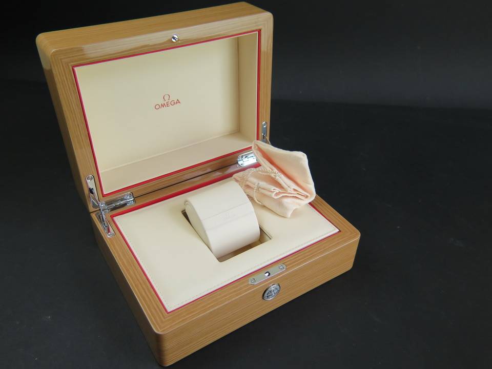 Omega Omega watch box (1)