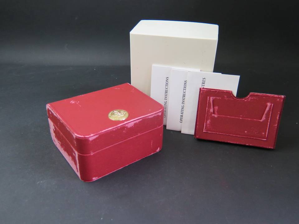 Omega Box with Cardholder and booklets (1)
