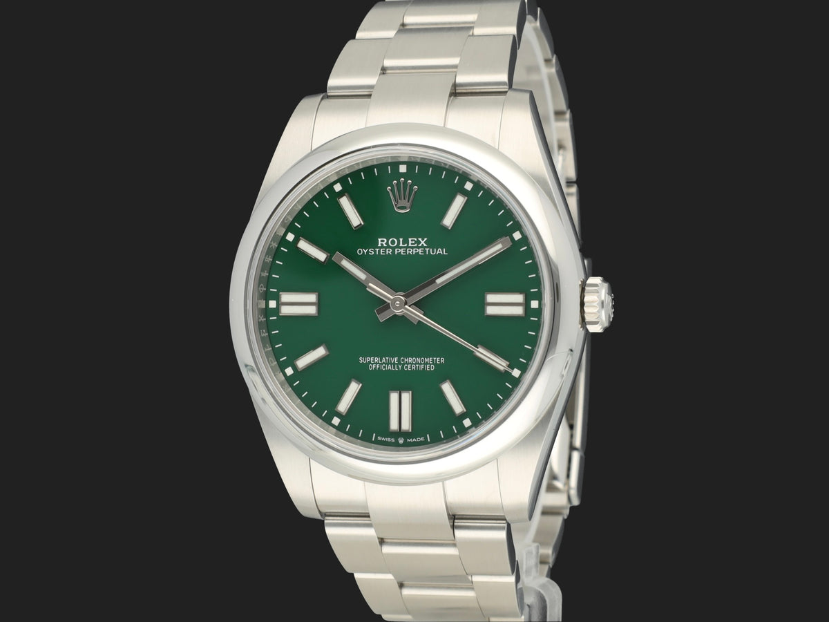 Rolex Oyster Perpetual 41 Green Dial 124300 99% NEW  (1)